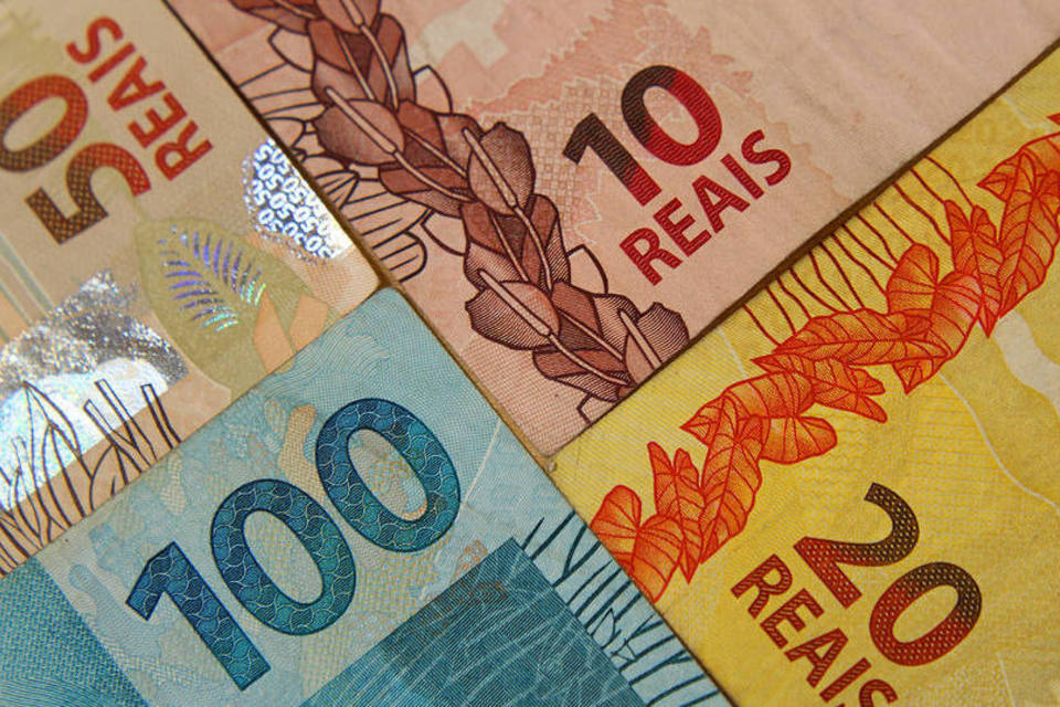 Imagem mostra notas de 100, 10 e 20 reais