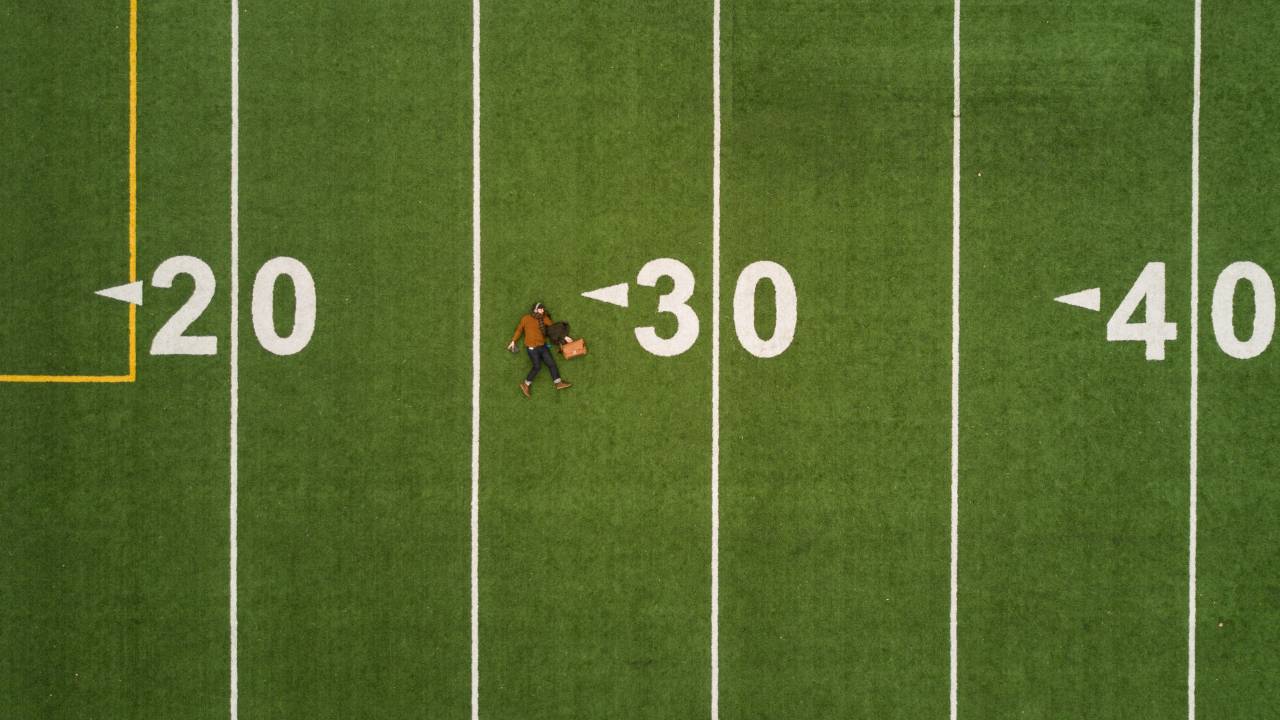 Campo de futebol americano com os números 20, 30, 40