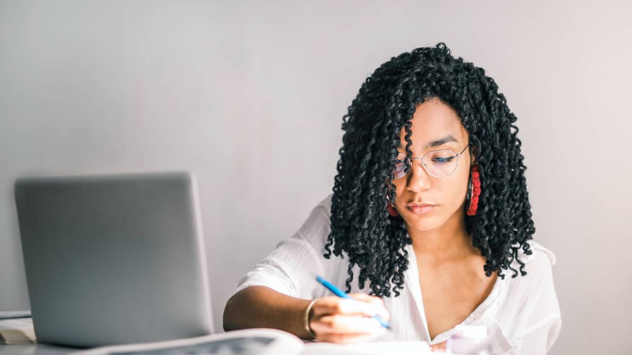 Jovem negra estudando