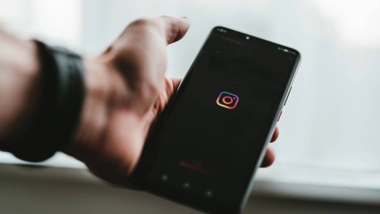 Celular conectado ao Instagram