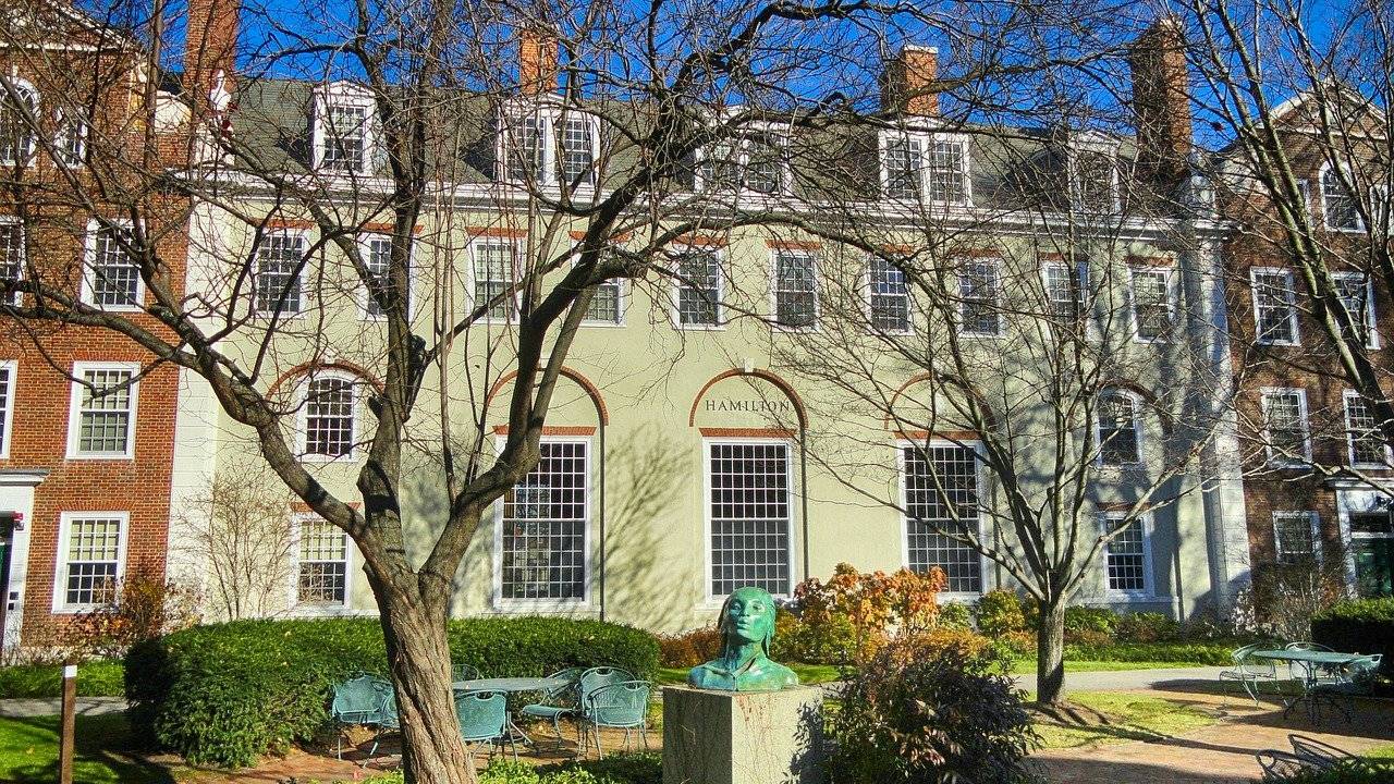 Imagem mostra o prédio da escola de negócios da Universidade Harvard