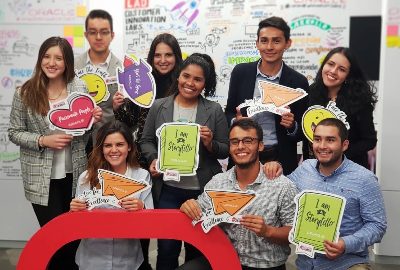 Imagem mostra grupo de estagiários da Oracle