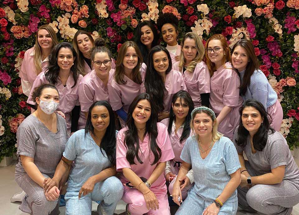Foto mostra várias mulheres usando pijamas