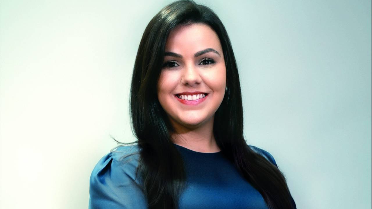 Glícia Braga posa para a foto de braços cruzados
