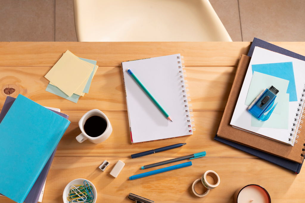 Fotografia visão superior de uma mesa de estudos