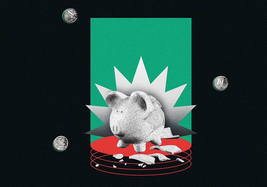 Um objeto de porco de cofre quebrado, com pedaços em seu entorno. Há três moedas no entorno.