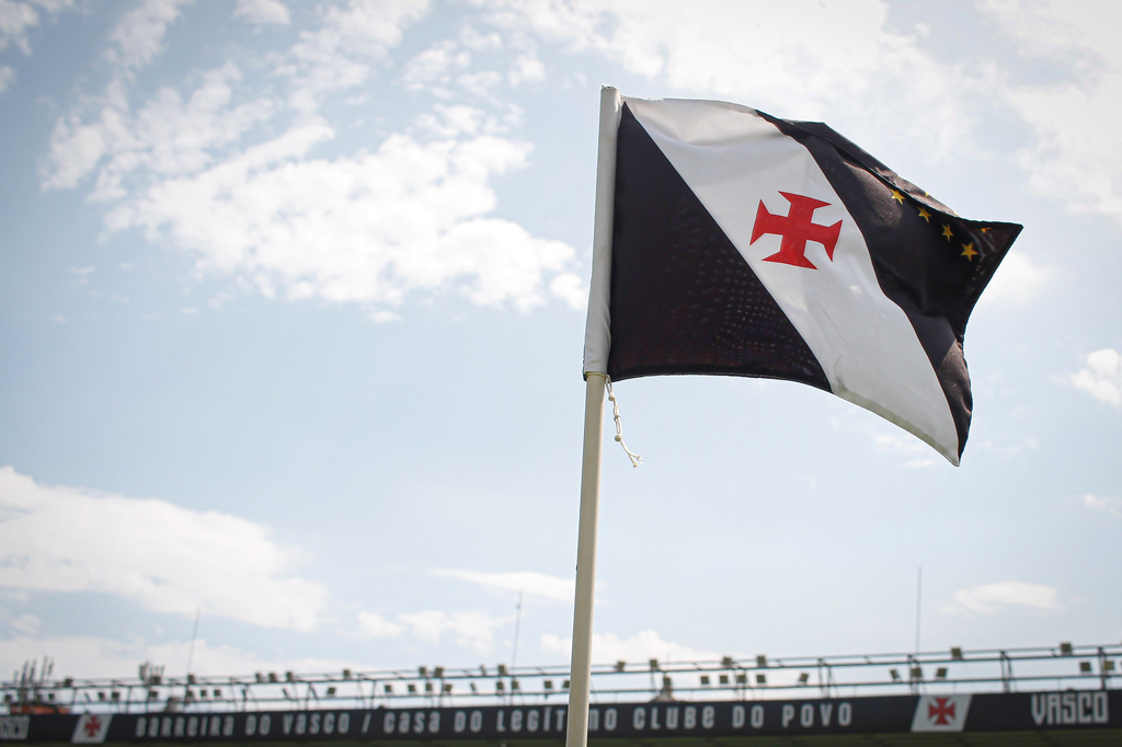 Uma bandeira sob o céu do Clube de Regatas do Vasco